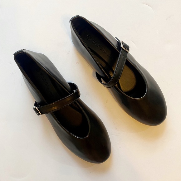 NWT (New in box) Black PU Mary Jane Flats - Picture 5 of 6